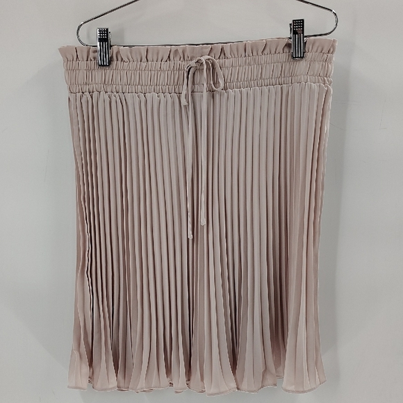 H&M Beige Accordion Skirt Size 8 Flowy Faux Tie Front Elastic Stretch  Waist - Picture 1 of 8